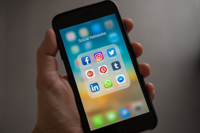 Un iPhone montrant plusieurs applications de médias sociaux, dont Instagram.