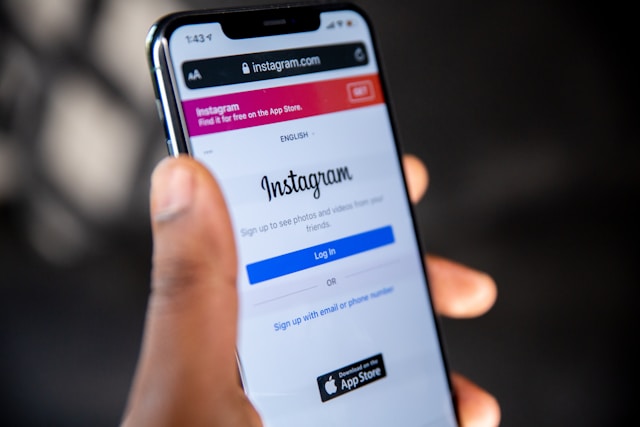 Téléphone affichant l'écran de connexion à Instagram.