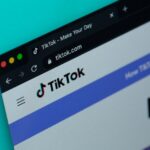 Un navigateur d'ordinateur portable avec le site web de TikTok affiché à l'écran.
