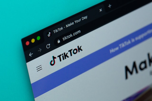 Un navigateur d'ordinateur portable avec le site web de TikTok affiché à l'écran.