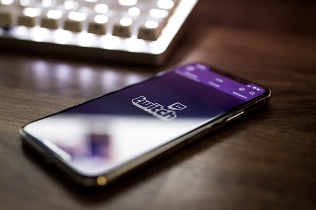 Un téléphone qui charge l'application Twitch.