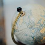 Gros plan sur un globe terrestre posé sur un bureau.