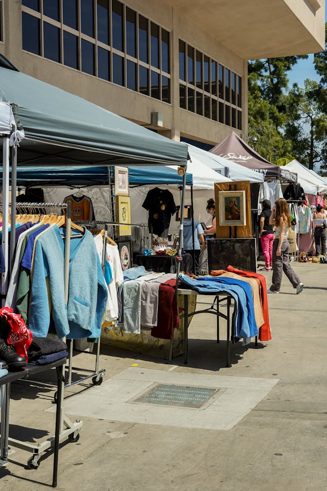 Un marché de rue avec une sélection de vêtements.