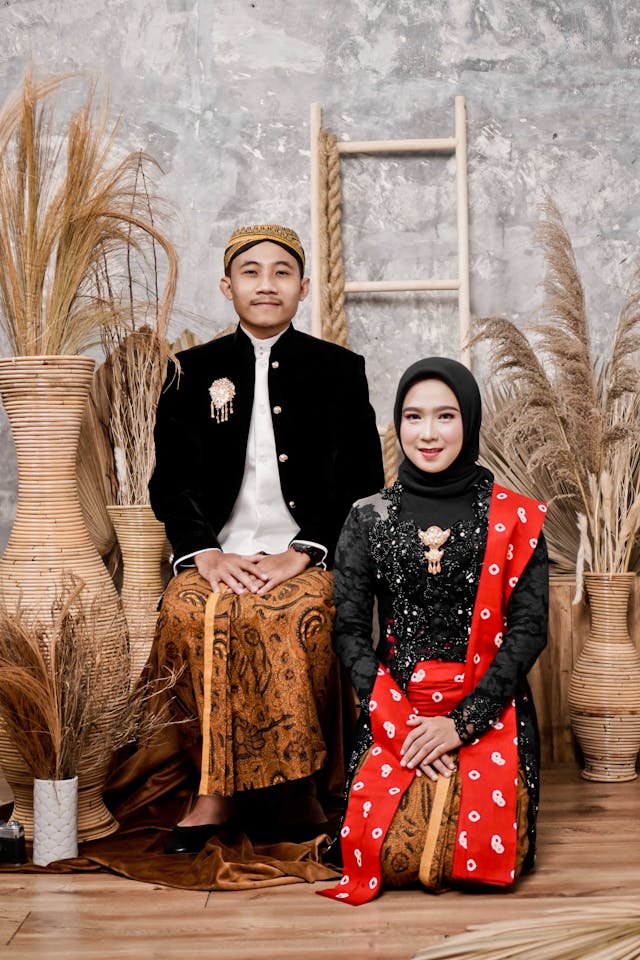 Jeune couple asiatique souriant en robe traditionnelle.