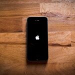 Un iPhone posé sur une surface en bois.