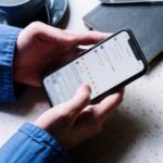 Une personne qui consulte les commentaires Instagram sur son téléphone.