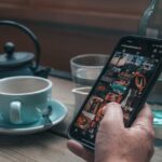 Une personne faisant défiler un profil Instagram sur son téléphone.