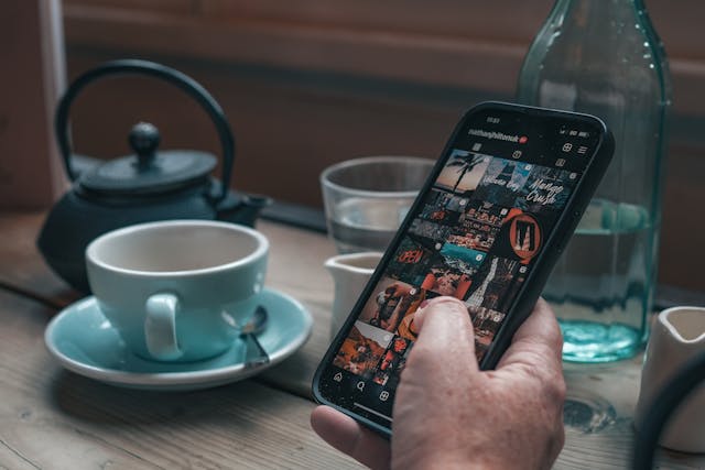 Une personne faisant défiler un profil Instagram sur son téléphone.