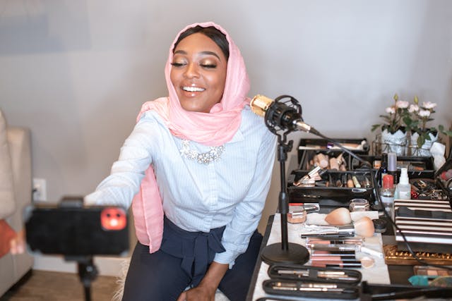 Une femme faisant un tutoriel de maquillage en direct sur TikTok.