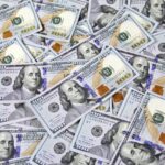 Une collection de billets de 100 dollars.