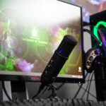Une installation de diffusion en continu, comprenant un ordinateur de bureau, des écouteurs et un microphone.