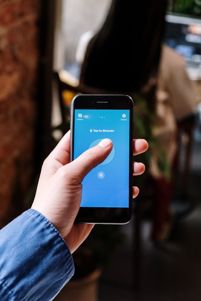 Une personne utilisant Shazam sur son téléphone.