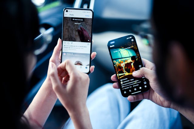 Deux personnes regardant des bobines Instagram sur leur téléphone.