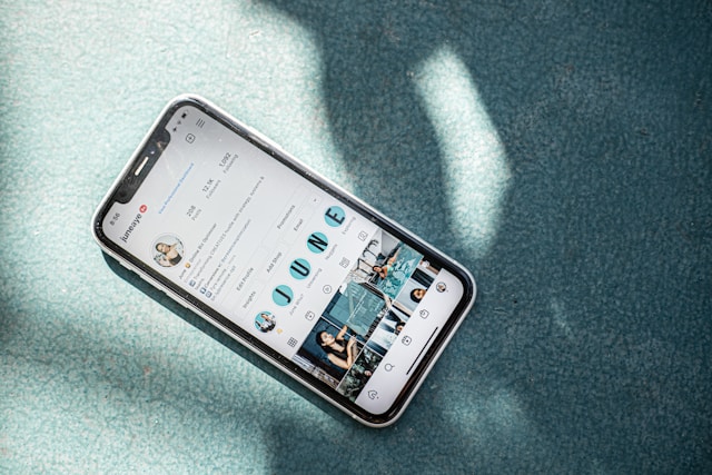 Un telefono visualizza il profilo Instagram di un influencer.