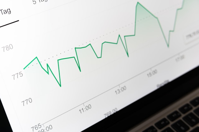 Un grafico sullo schermo di un computer portatile che mostra le analisi aziendali.
