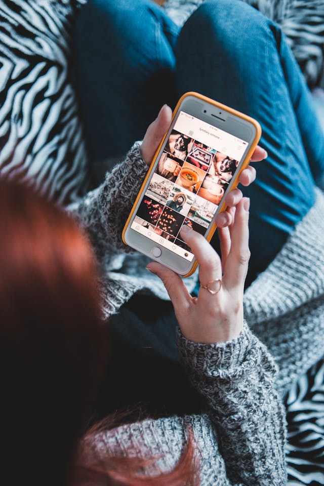 Una persona che sfoglia il proprio feed di Instagram su uno smartphone.