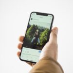 Una persona sta vedendo il post di Instagram di qualcuno