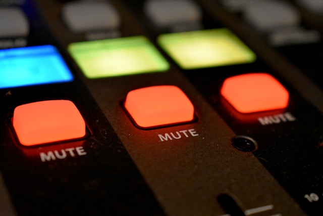 Apparecchiatura musicale che mostra diversi pulsanti di disattivazione dell'audio.