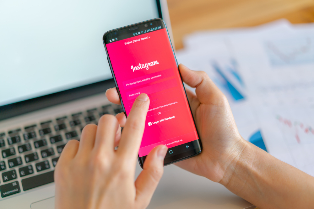Un telefono che mostra la schermata di accesso a Instagram