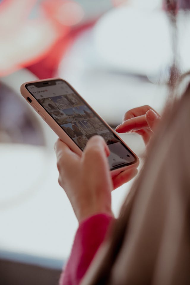 Persona che utilizza Instagram sul proprio smartphone.