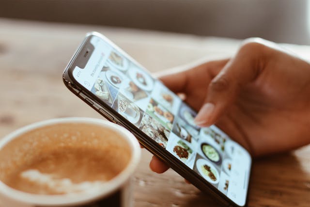 Persona che utilizza Instagram sul proprio smartphone.