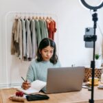 Una blogger concentrata che lavora su un progetto prima della configurazione della sua fotocamera
