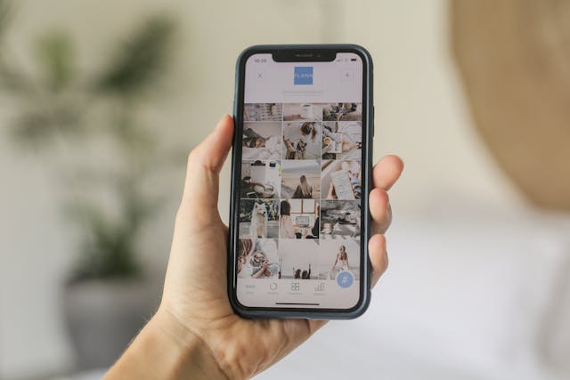 Qualcuno che guarda il proprio feed di Instagram sullo smartphone.