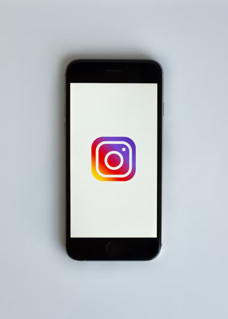 Uno smartphone mostra una schermata nera con il logo di Instagram.
