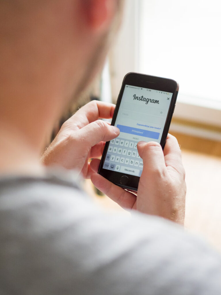 Uno smartphone mostra la pagina di accesso a Instagram.