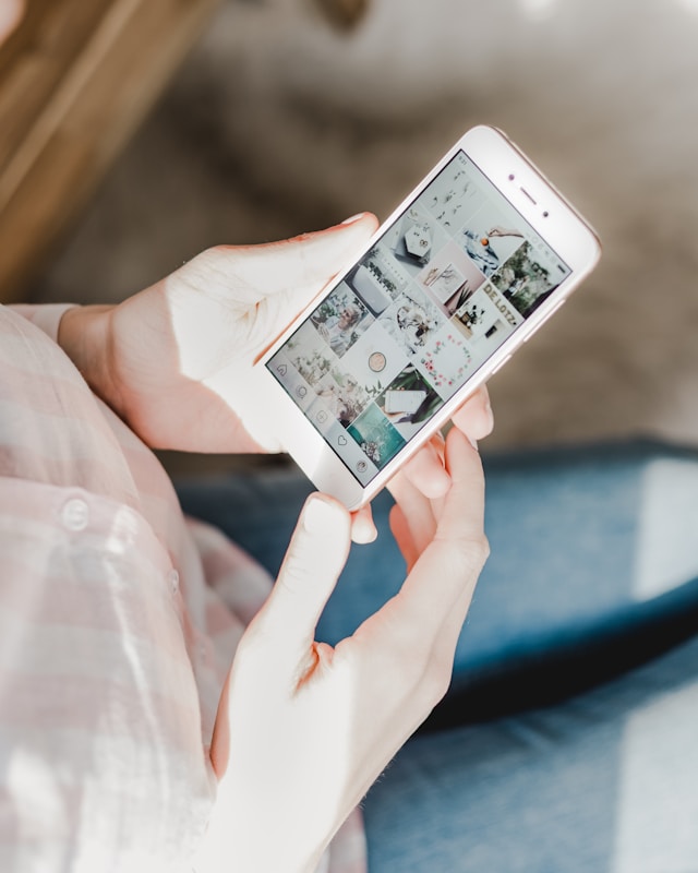 Una persona che guarda il proprio feed di Instagram su uno smartphone.