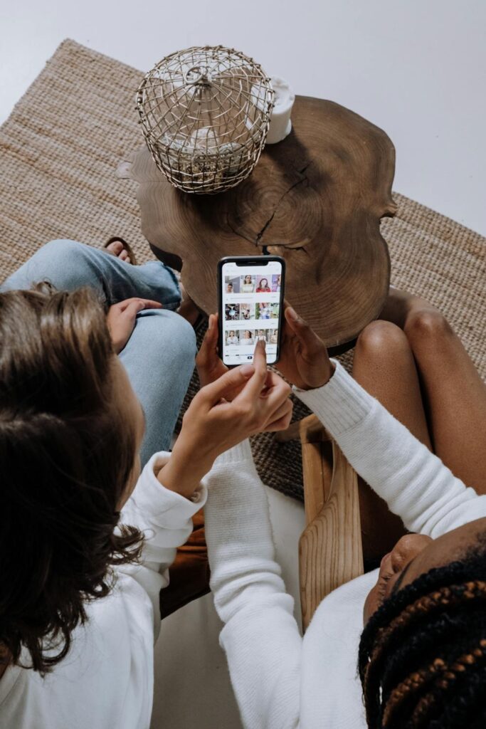 Due persone che guardano le foto su uno smartphone.