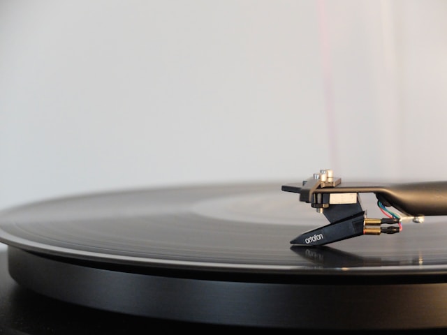 Un disco in vinile su un giradischi.