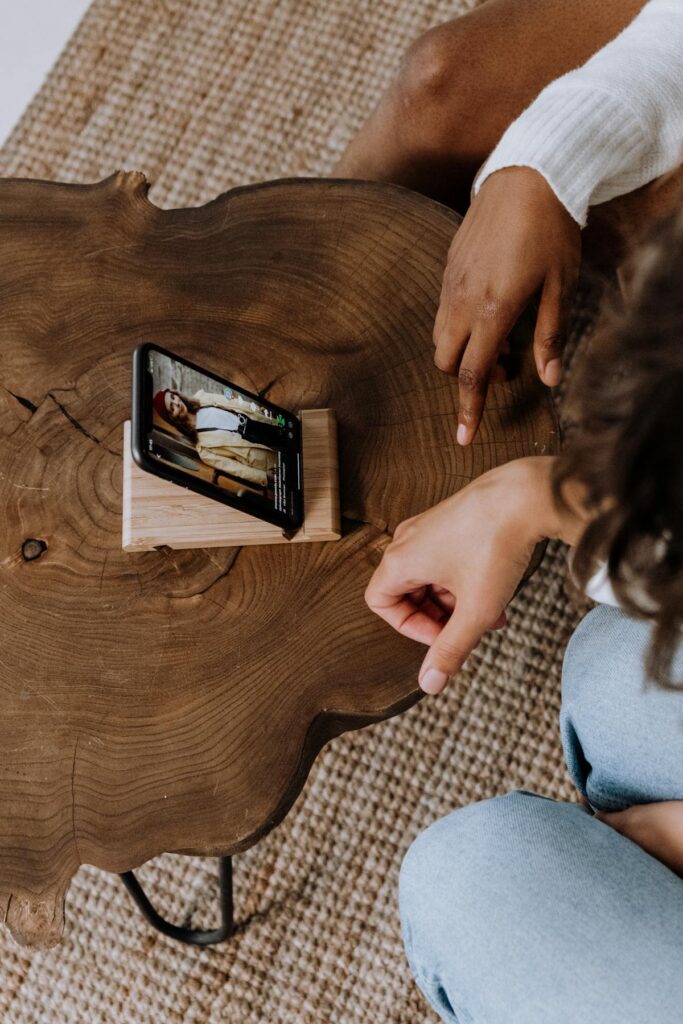 Due persone che guardano un video TikTok su uno smartphone.