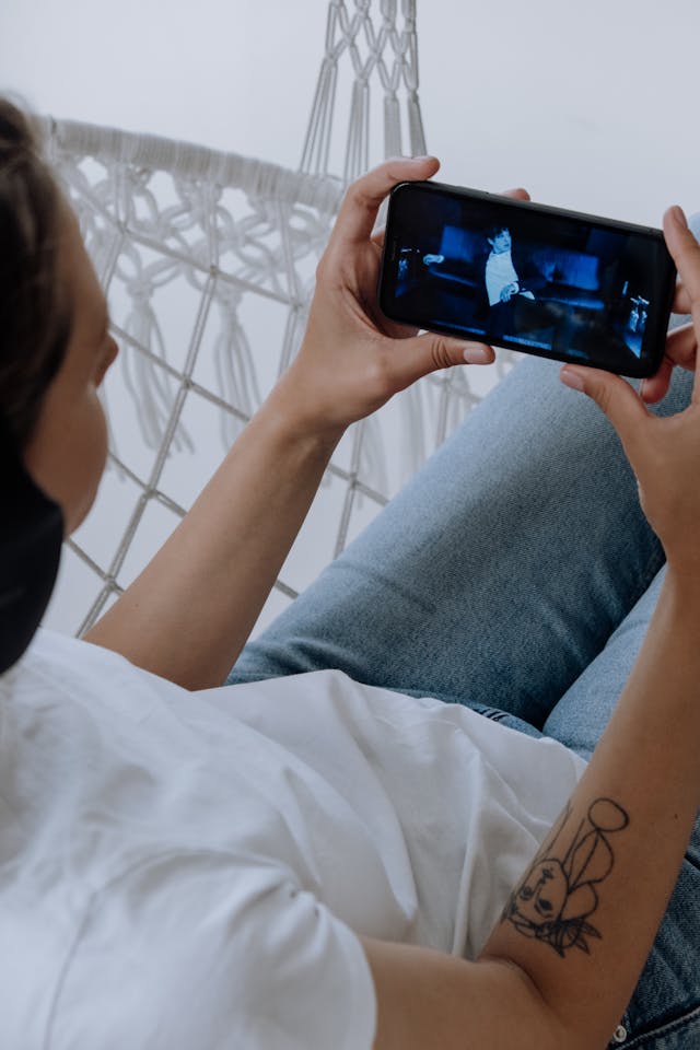 Una persona che guarda YouTube sul proprio telefono.