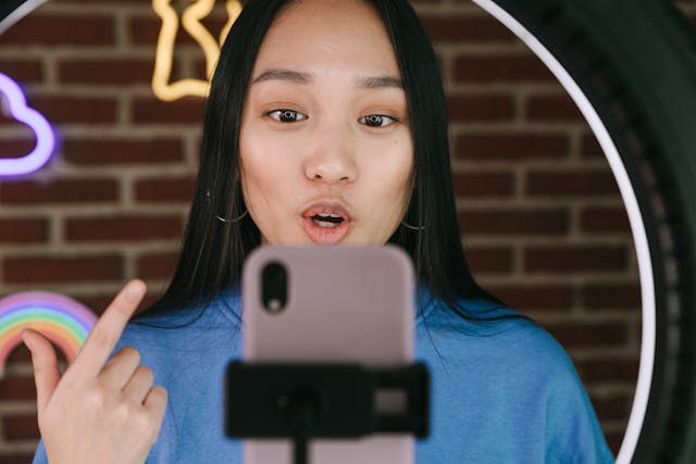 Una persona che registra un vlog di se stessa sul proprio telefono.