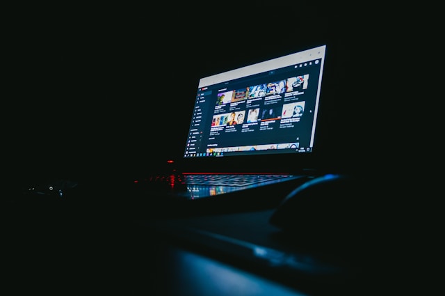 Una persona che effettua ricerche su YouTube sul proprio computer portatile.