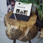 Un iPad con tastiera su un tavolo di legno.
