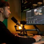 Uno YouTuber che monta manualmente il proprio video su un computer desktop.