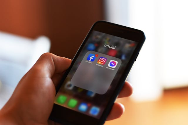 Un telefono che mostra le applicazioni dei social media con una notifica di messaggio per Facebook.