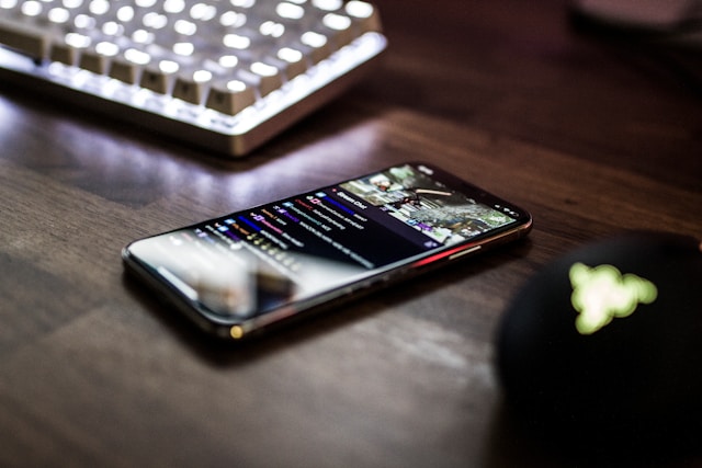 Un telefono che mostra la chat di uno stream dell'app Twitch.