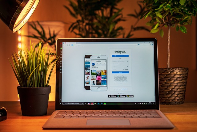 Página de início de sessão do Instagram apresentada num ecrã de computador portátil com um pano de fundo estético.