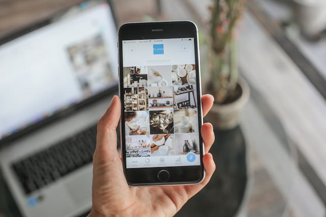 Uma pessoa com um smartphone na mão e a navegar numa determinada conta do Instagram. 