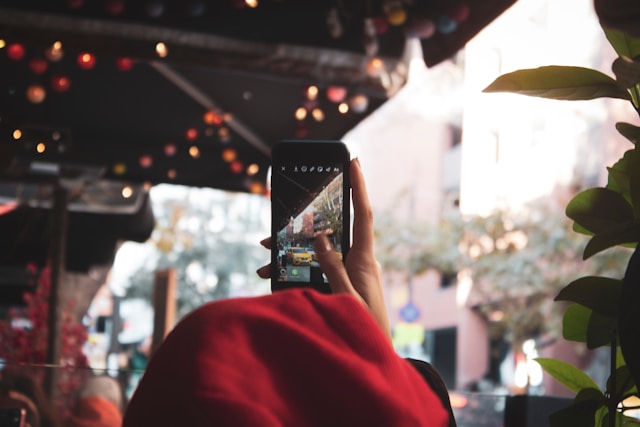 Uma pessoa está a gravar uma história no Instagram.
