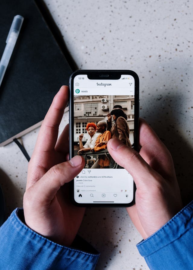 Alguém a percorrer o Instagram no seu smartphone.