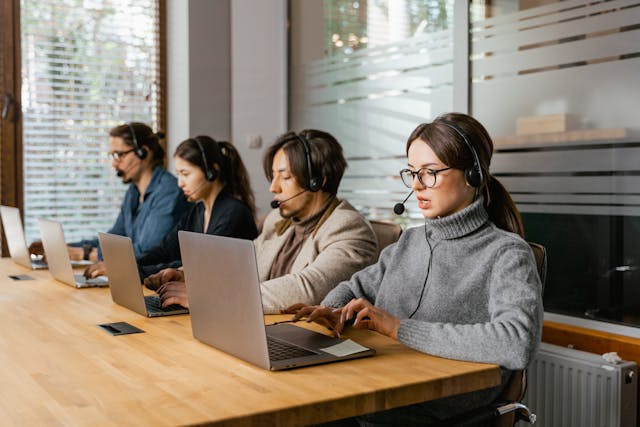 Agentes de atendimento ao cliente no seu posto de trabalho.