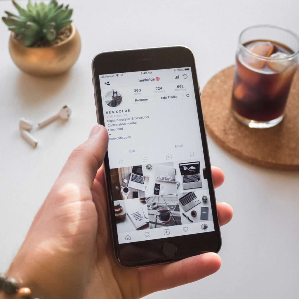 Um smartphone mostra uma conta do Instagram com a sua fotografia de perfil, biografia e publicações.