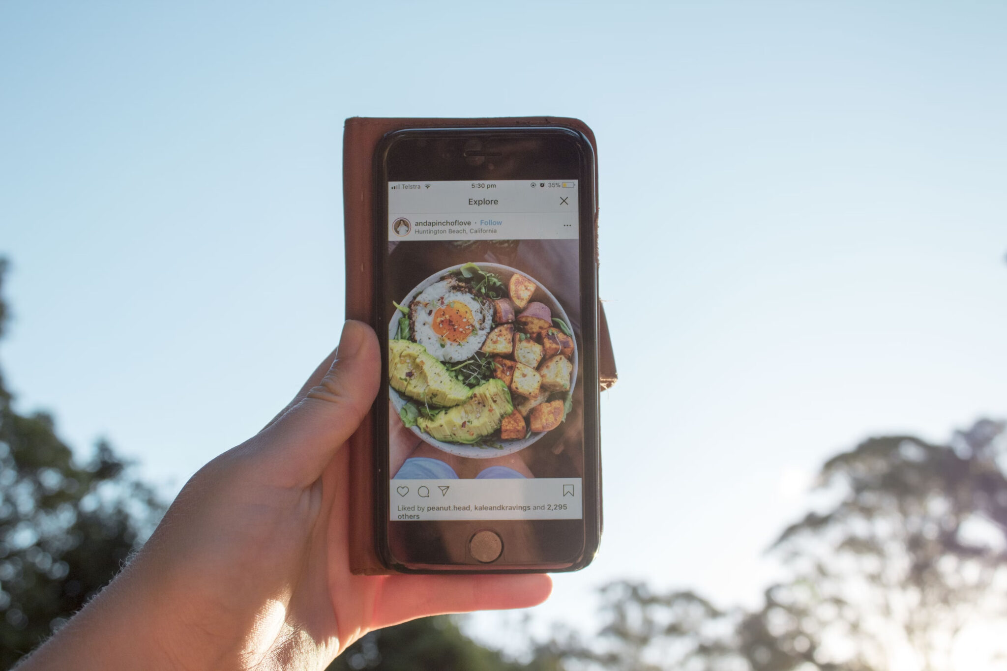 Um smartphone mostra uma publicação no Instagram de um prato de comida com gostos por baixo.