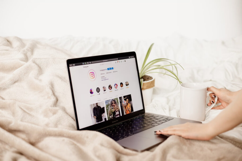 Um computador portátil mostra o sítio Web do Instagram aberto com o perfil de uma pessoa aberto.