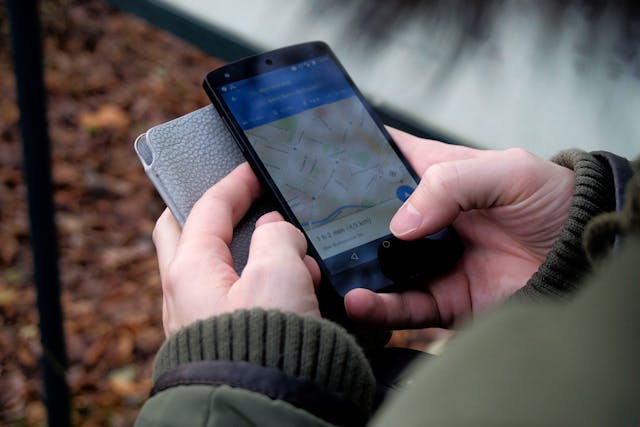 A funcionalidade de GPS de um telemóvel mostra um mapa.