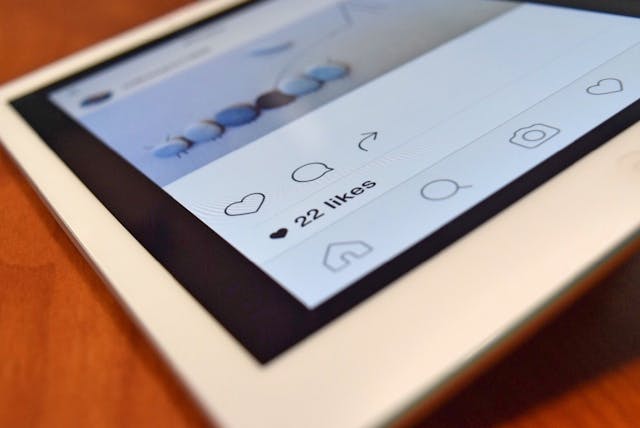 Um iPad que mostra uma publicação do Instagram com 22 gostos.